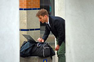 notebook-auf-reisen-bahnhof-reisetasche.jpg