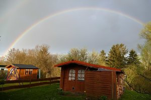 Regenbogen über Gartenlaube.jpg