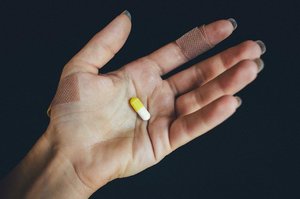 pille-auf-verwundeter-pflaster-hand.jpg