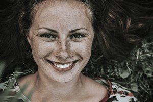 sommersprossen-frau-lacht.jpg