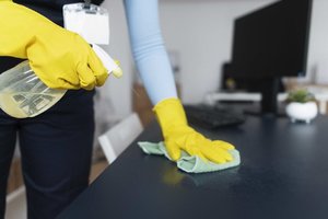 büro reinigung arbeitstisch wischen.jpg