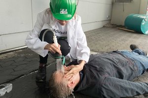 notdusche augen.jpg