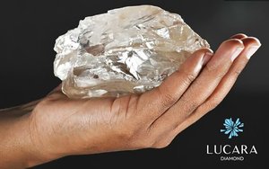 zweit größter roh-diamant der welt in der hand.jpg