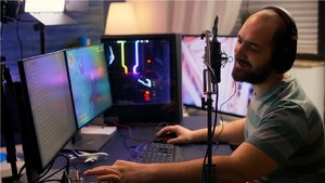 Streamer der ein Weltraum-Shooter-Videospiel erklärt gute Hardware Ausrüstung.jpg