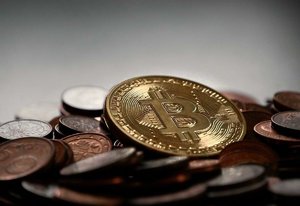 Goldener bitcoin liegt auf Kupfermünzen eurocent.jpg