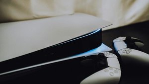 ps5 mit zwei controllern.jpg