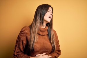 junge frau mit hält sich den bauch vor schmerzen.jpg