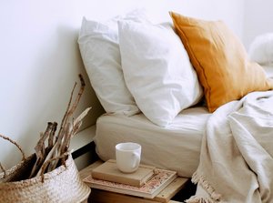 bett mit vielen kissen.jpg