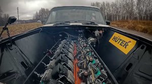 V16 Lada offene Moterhaube Motorraum.jpg