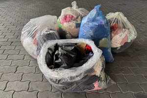 Altkleider einfach auf die Straße stellen Nein Dafür gibt es Altkleidercontainer etwa in Wertst.jpeg