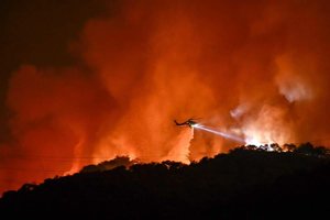 Löschhubschrauber im Einsatz in Los Angeles.jpeg