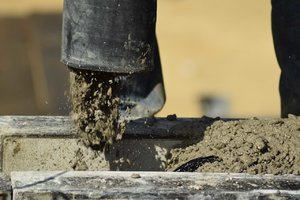 betonpumpe befüllt mauer zwischen zwei beton steinen.jpg