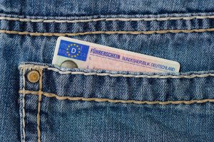 deutscher führerschein in die jeans tasche gesteckt.jpg