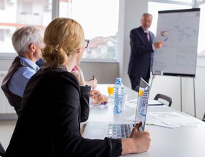 geschäftsleute führungskräfte schauen flip chart presentation.jpg