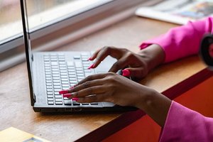 laptop-arbeit lange fingernägel pink frau.jpg