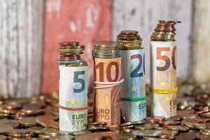 euro geld münzen gestapelt und gerollte scheine.jpg