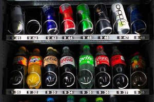 Softdrinks wie Cola und Limonaden liegen in einem Getränkekautomaten Symbolbild.jpeg