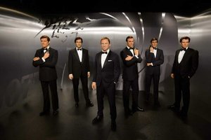 Die Wachsfiguren der bisherigen sechs James BondDarsteller bei Madame Tussauds.jpeg