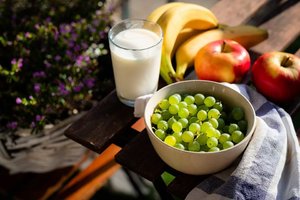 trauben schale glas milch apfel banane am gartentisch.jpg