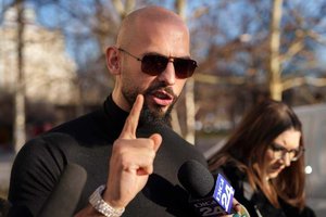 Andrew Tate gestikuliert während er vor dem Gerichtsgebäude in Bukarest spricht in Rumänien am.jpeg