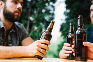 flaschen bier trinken anstoßen.jpg