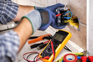 elektriker montiert steckdosen schalter.jpg