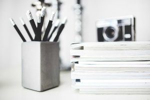 bleistifte und papierblöcke zum schreiben einer arbeit.jpg