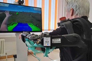 Patient bei der Reha mit intelligenter RoboterNeuroprothese das hat Suchtpotenzial.jpeg