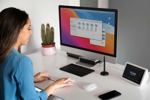 frau arbeitet am schreibtisch mit mac os.jpg