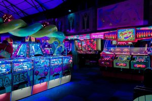 spielhalle mit retro arcade automaten.jpg