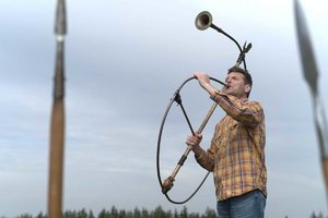 Musikwissenschaftler Hagen Pätzold am Cornu einem nachgebauten Instrument der alten Römer.jpeg