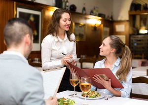 bestellung im restaurant frau liest speisekarte.jpg
