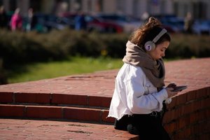 Digitale Selbstbestimmung in europäischen Händen Eine Frau nutzt ihr Smartphone in der Altstadt.jpeg