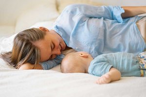 mutter neben baby im bett.jpg