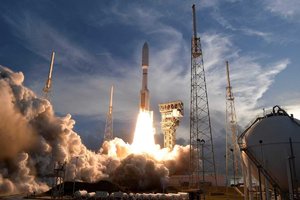 Mit einer Atlas VTrägerrakete hat Amazon seine ersten InternetSatelliten ins All gebracht.jpeg