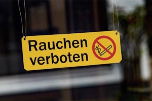 Symbolbild Menschen reagieren oft erst mit Ablehnung auf neue Regeln wie etwa das Rauchverbot.jpeg