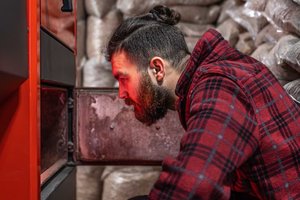 pelletofen in brenner schauen wartung.jpg