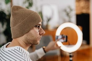 youtuber macht video mit ringlicht und kamera.jpg