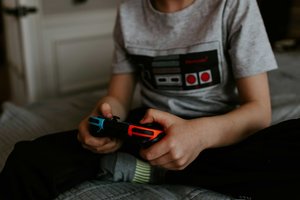 nes controller retro shirt junge spielt mit switch.jpg