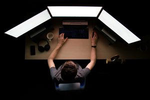 drei bildschirme multiscreen arbeitsplatz.jpg