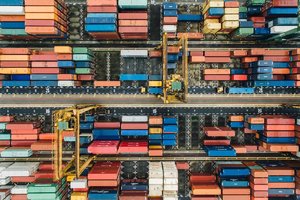 getürmte container lager hafen ansicht von oben wie blöcke.jpg