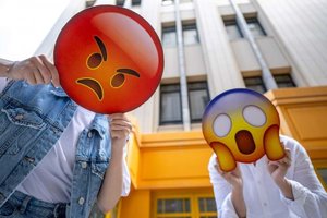 Auch bei Fotos mit Emojis vor den Gesichtern ist Vorsicht geboten.jpeg