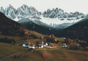 stüdtirol schnee berg tal dorf.jpg