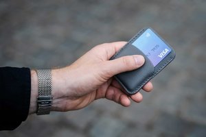 kreditkarte visa in lederhülle in der hand.jpg