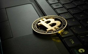 bitcoin münze liegt auf notebook tastatur.jpg