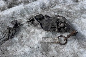 Auf dem SulztalfernerGletscher in den Stubaier Alpen wurden Fallschirmüberreste von Geheimagent.jpeg