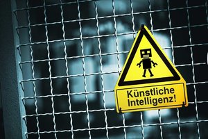Symbolbild Roboterfigur auf einem Warnschild mit Aufschrift Künstliche Intelligenz.jpeg
