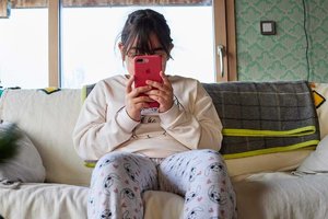 Symbolbild Französisches Mädchen mit Handy.jpeg