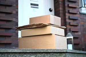 Symbolbild Abstellgenehmigung für Pakete praktisch aber auch riskant.jpeg