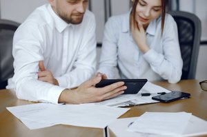 büro erklärt auf tablet informationen.jpg